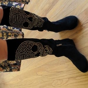 Black skull boots